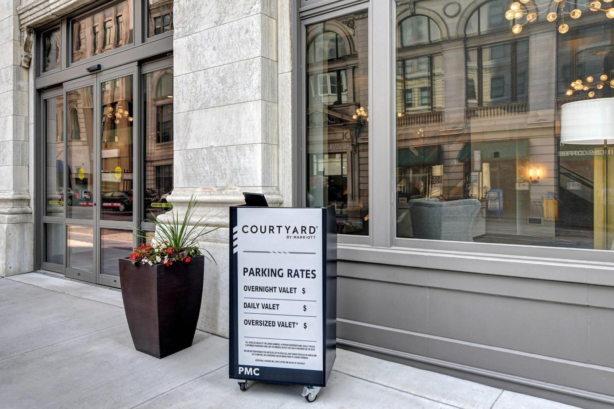 Courtyard By Marriott Downtown Hotel