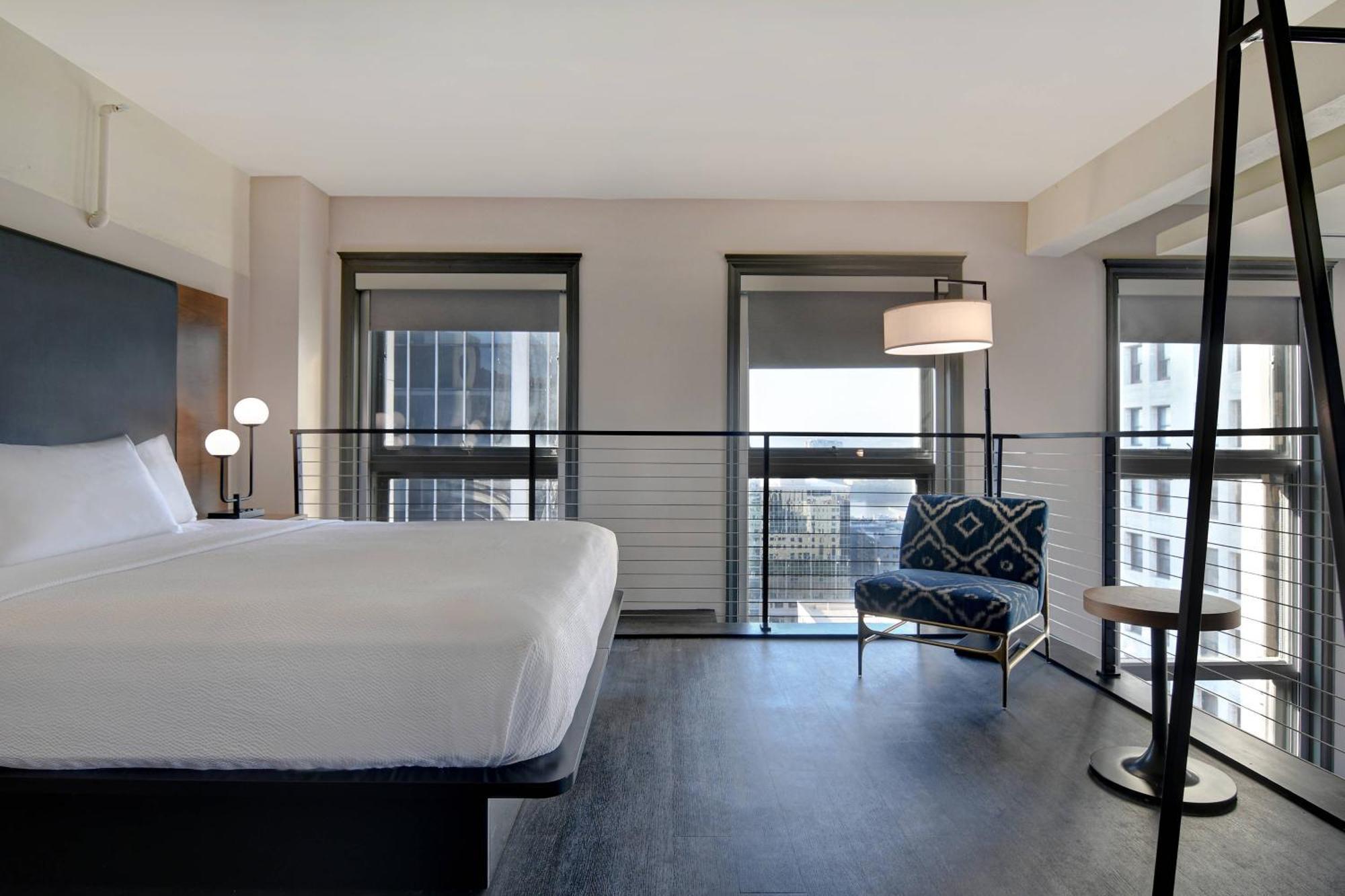 Courtyard By Marriott Downtown Hotel